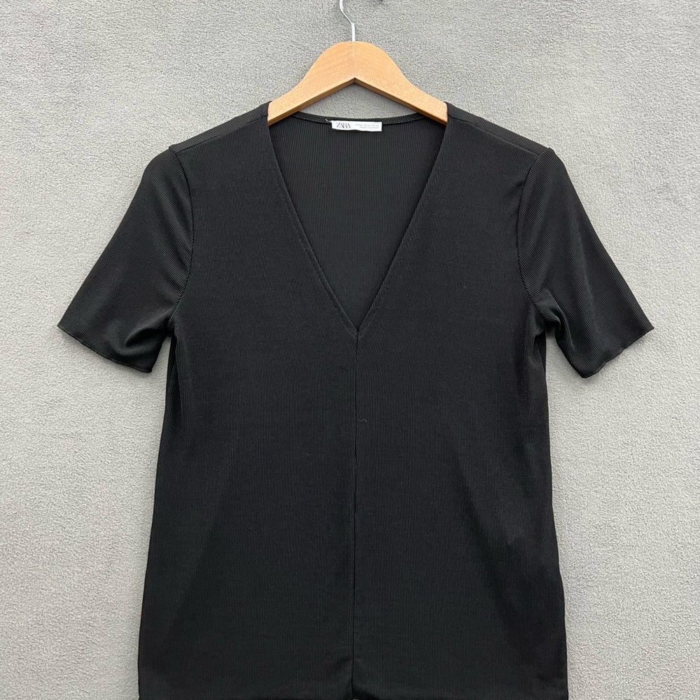 ZARA Women's Size Medium Black Ribbed V-Neck Short Sleeve Shirt